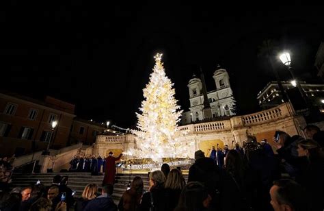 Piazza di Spagna, si accende il Natale firmato Dior